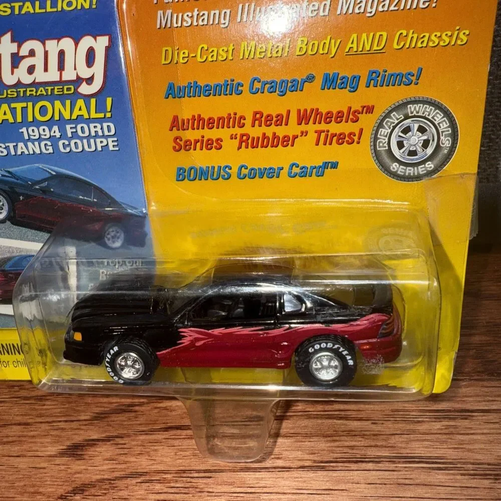 1:64 Johnny Lightning White Lightning Mustang Illustrated Mustang Coupe